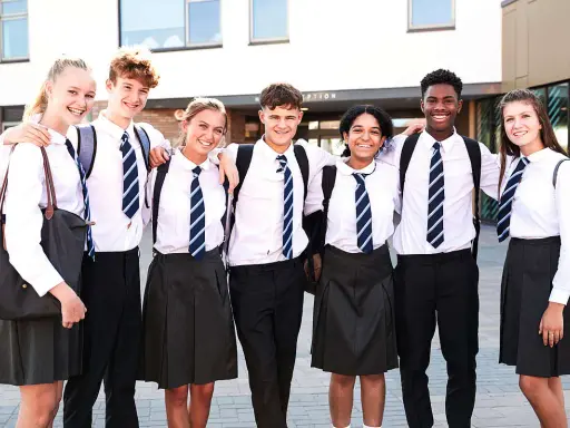 Glückliche Schüler in Deutschland tragen ihre Schuluniformen.