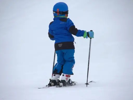 Kask na narty dla dziewczynki: Jak wybrać bezpieczny i modny?