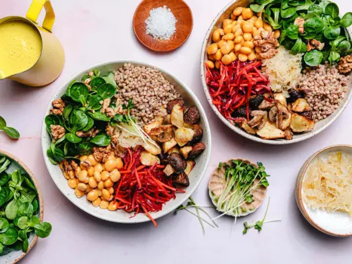 Bunte Bowls mit Buchweizen, Linsen, Gemüse und Nüssen – inspirierende planetary health diet rezepte für eine gesunde Ernährung.