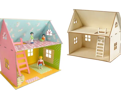 Plan maquette maison en bois décorée avec des figurines, et une autre maison en bois brute.