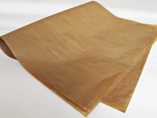 Zrolowany papier typu kraft, idealny do pakowania lub pieczenia.