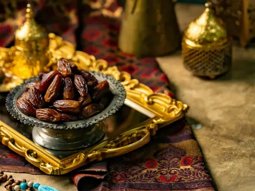 Daktyle w misie, ozdobne latarnie i tkanina. To symbolika ramadanu, który co to za święto?