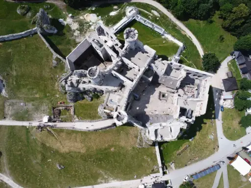 Zamek Ogrodzieniec z lotu ptaka. Ruiny zamku na Jurze Krakowsko-Częstochowskiej, malownicza trasa turystyczna.