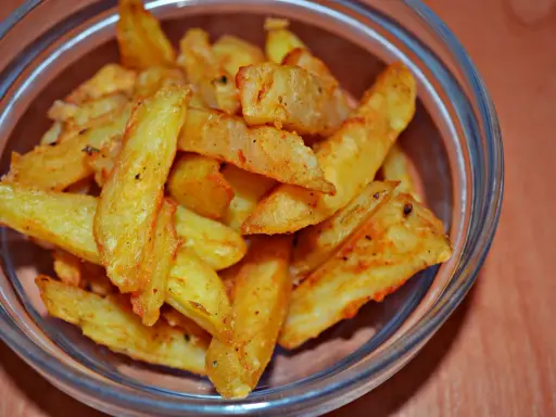 Frytki z piekarnika: Ile kcal? Zdrowsza wersja i przepis