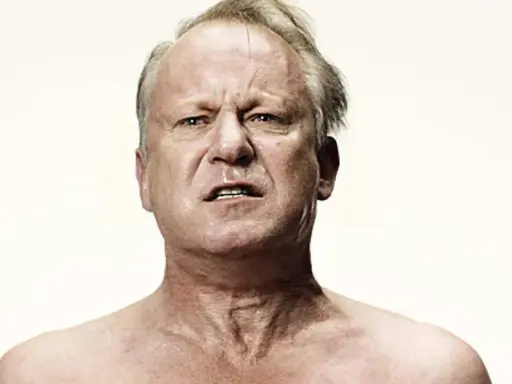 Stellan Skarsgård med intensiv blick, en scen som väcker tankar om hans minnesvärda roller i filmer.