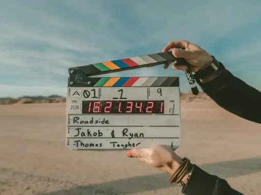 Klapka filmowa z napisem "Roadside", sceną 1, ujęciem 9. To opis filmu po angielsku, gotowy do rozpoczęcia zdjęć.