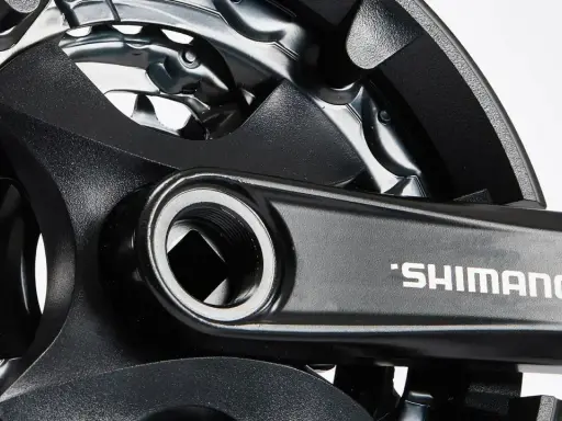 Czarne korby rowerowe Shimano, gotowe do montażu. Wybór między Sram vs Shimano to odwieczna dyskusja rowerzystów.