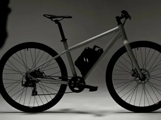 Rower z zamontowanym zestawem do konwersji 5000w. Czarna bateria na ramie, dyskretne logo Swytch.