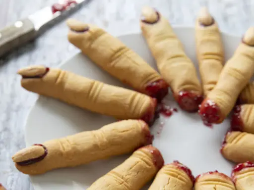 Biscuits en forme de doigts d'Halloween avec de la confiture rouge.