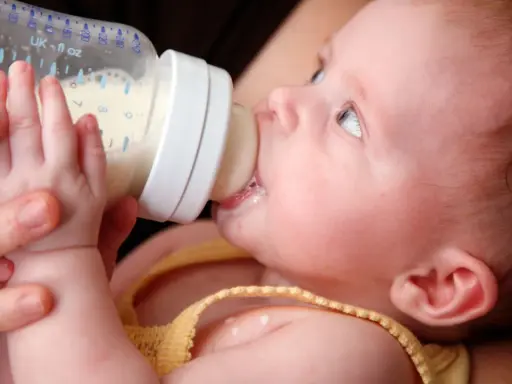 Bambino beve latte da biberon. Cosa fare quando un neonato si soffoca con il latte: consigli pratici per i genitori.