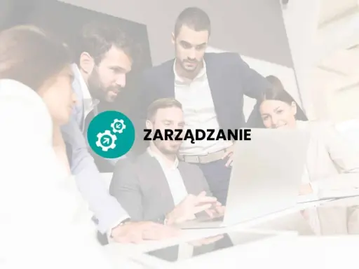 Zespół pracuje nad projektem, a tekst "ZARZĄDZANIE" sugeruje, że kluczem do sukcesu jest efektywne zarządzanie, nawet w warunkach nienormowany czas pracy.
