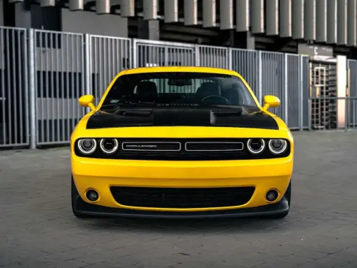 Żółty Dodge Challenger z czarną maską. Sprawdź aktualną dodge challenger cena i znajdź swoją wymarzoną maszynę!