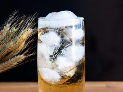 Ein erfrischender Whisky Soda mit viel Eis, daneben ein paar Ähren.