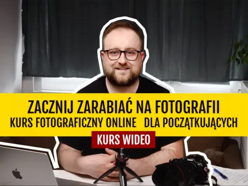 Uśmiechnięty mężczyzna w okularach zaprasza na kurs fotograficzny online dla początkujących. Zaczynaj zarabiać na fotografii!