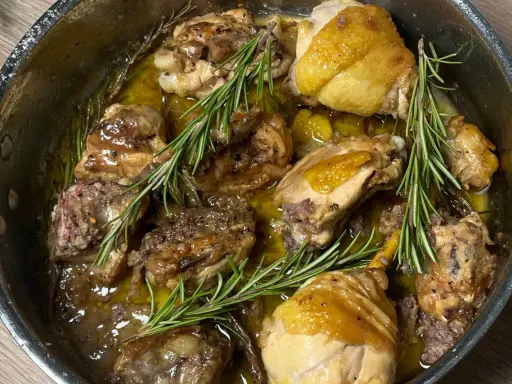 Succulento pollo alla cacciatora in bianco, cotto lentamente in padella con erbe aromatiche e un sughetto dorato.