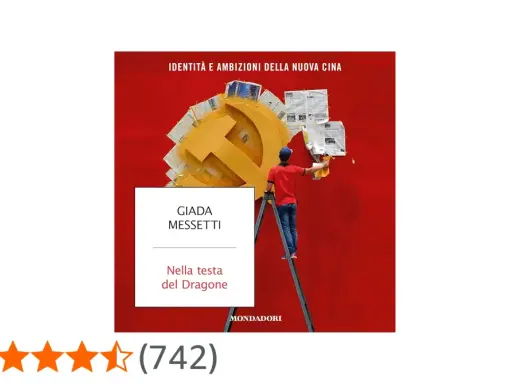 Un uomo su una scala pulisce un simbolo dorato della falce e martello, coperto di giornali. Il titolo del libro è "Nella testa del Dragone".