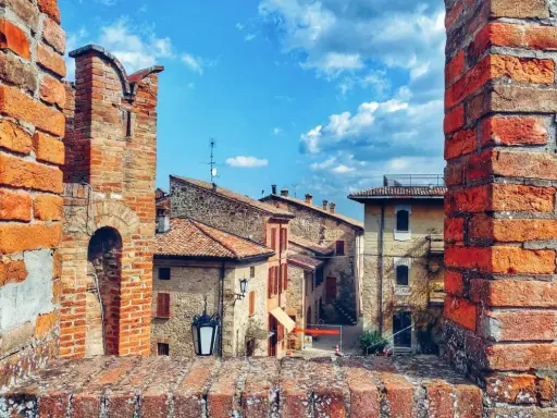 Un borgo antico con tetti in cotto e mura di mattoni, uno dei tanti posti belli vicino a Piacenza.
