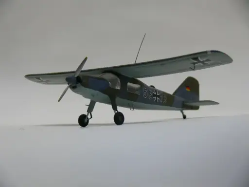 Modellflugzeug mit der Kennung do27, in Tarnfarben, mit deutschen Hoheitszeichen und der Nummer 56+13.