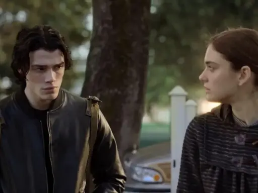 Ragazzo con giacca di pelle e ragazza con cappotto a righe, forse protagonisti di "Fabbricante di lacrime", si guardano intensamente.