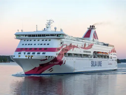 Silja Line-färjan "Baltic Princess" glider fram på vattnet, redo att ta dig till Åbo.