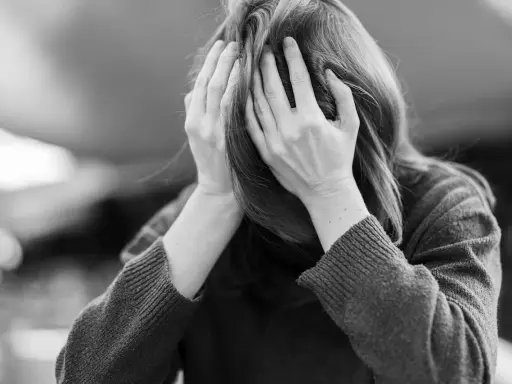 Syndrom Rebeki: Jak odzyskać spokój w związku i leczyć zazdrość?