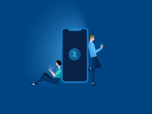 Dos personas usan sus móviles junto a un gran smartphone. Explica qué es Bizum y cómo funciona, una forma fácil de enviar dinero.