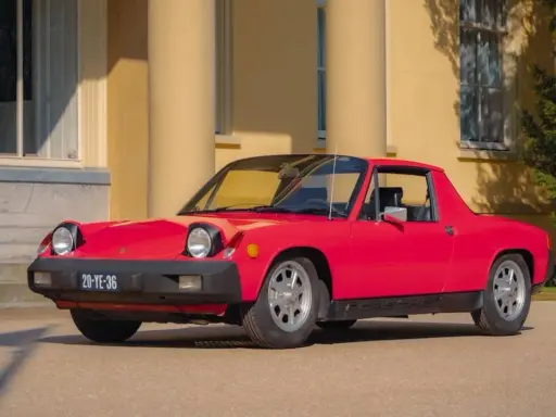 Roter Porsche 914 vor einem gelben Gebäude. Die **Porsche 914 Preisentwicklung** zeigt einen steigenden Wert für diesen Klassiker.