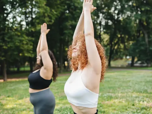 Dos mujeres realizan yoga en un parque. Se puede hacer ejercicio con la regla, sin importar el cuerpo.