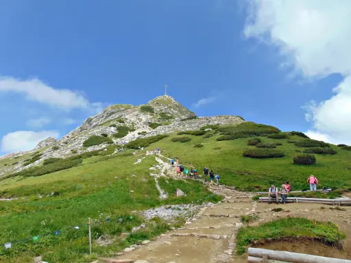 Tłum turystów wspina się na Giewont. Piękna pogoda sprzyja wędrówce, a prognoza zapowiada się równie dobrze.