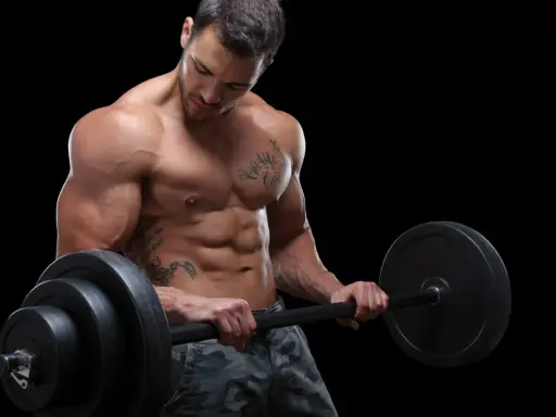 Ein muskulöser Mann mit Tattoos hebt eine Langhantel. Sein Sixpack ist deutlich sichtbar, ein Zeichen für seinen Powerlifting Trainingsplan.