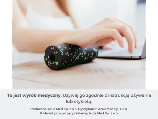 Dłoń masuje nadgarstek wałkiem, łagodząc objawy zespołu cieśni nadgarstka.