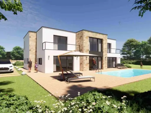 Maison moderne avec piscine, terrasse en bois et voiture électrique. Un architecte a conçu cette construction pour un style de vie luxueux.