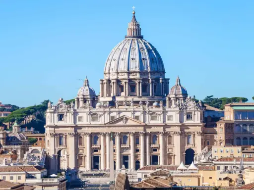 Vue d'ensemble de la basilique Saint-Pierre à Rome, avec son dôme imposant. Une explication architecturale de ce chef-d'œuvre.