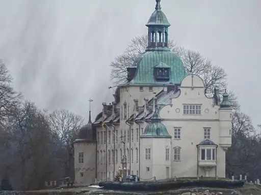 Vinterdag vid ett slott, kanske där prinsessan Désirée hade sina barn. Träd och en julgran syns.