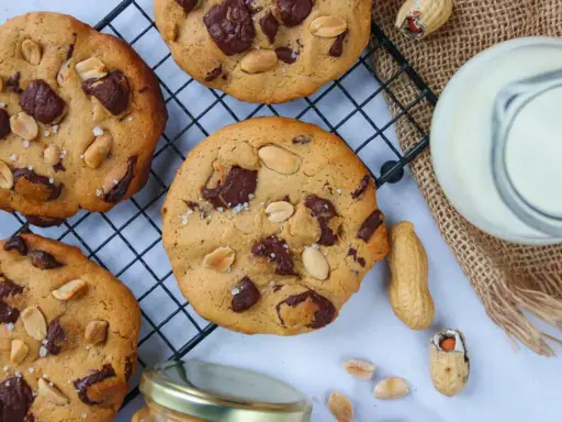 Délicieux cookies au beurre de cacahuète et pépites de chocolat, parfaits pour une recette healthy.