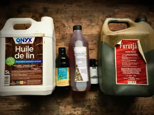 Huile de lin, huile de chanvre, huile de lin bouillie et goudron de pin suédois : quelle huile pour protéger le bois extérieur ?