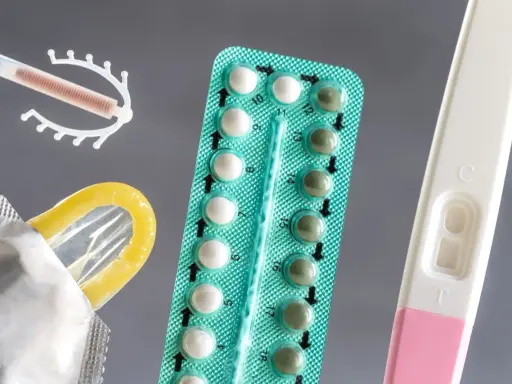 Szukasz co zamiast tabletek antykoncepcyjnych? Na zdjęciu widać prezerwatywę, wkładkę domaciczną i test ciążowy.