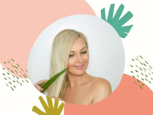 Blondynka z uśmiechem przykłada liść aloesu do swoich lśniących włosów, odkrywając jego pielęgnacyjne właściwości.