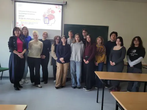 Grupa osób na szkoleniu ISTDP. Intensywna Krótkoterminowa Psychoterapia Dynamiczna to droga do efektywnej zmiany, dla każdego, kto chce pracować nad sobą.