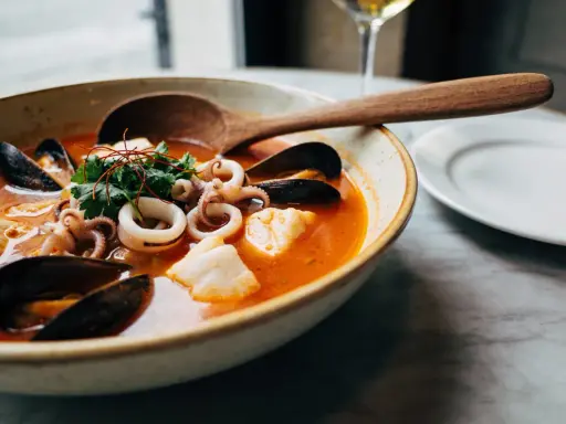 Soupe de poisson maison : le secret des chefs pour une saveur unique