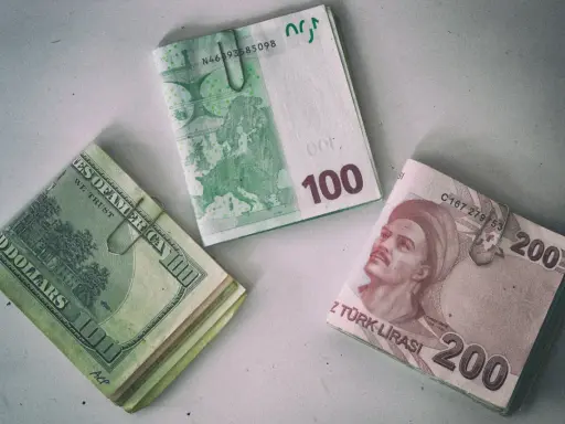 Stosy dolarów, euro i lir tureckich. Gdzie rozmienić dolary na drobne? Może w kantorze obok?