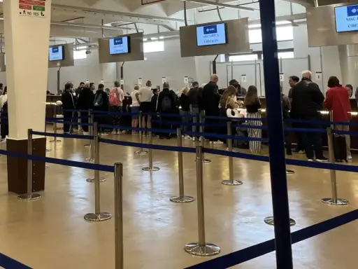 Persone in fila per il check-in MSC Lirica al porto di Venezia.