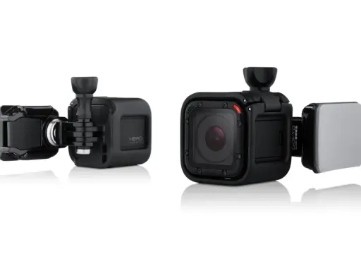 Dwa czarne aparaty GoPro Hero Session z mocowaniami, gotowe do montażu na kask.