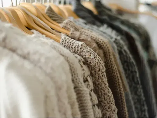 Sfilcowany sweter? Uratuj go! 5 domowych metod i zapobieganie