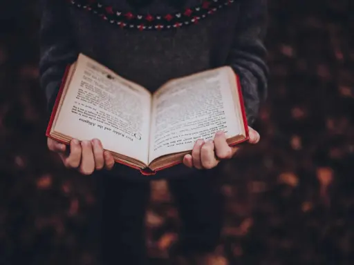 Czytanie książek: Jak literatura zmienia mózg i ratuje duszę?