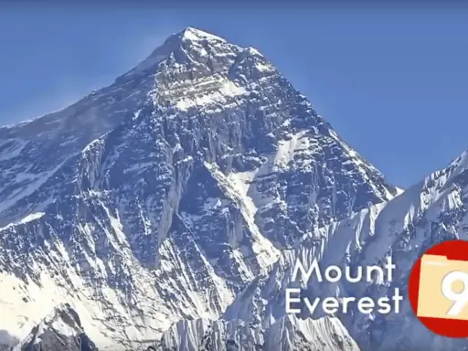 Majestatyczny Mount Everest, najwyższe góry na świecie, wznosi się dumnie na tle błękitnego nieba.