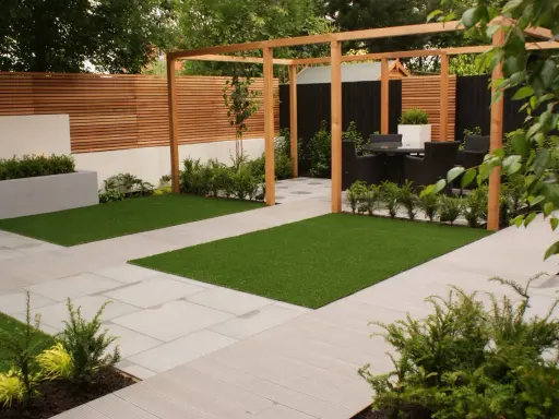 Un giardino moderno e cool con prato artificiale, pavimentazione chiara e pergolato in legno. Ideale per rilassarsi.