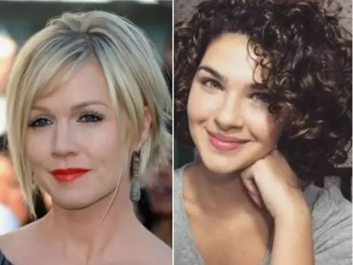 Dos mujeres. Una con pelo corto rubio y cara redonda, labios rojos. Otra con pelo rizado oscuro y cara redonda.