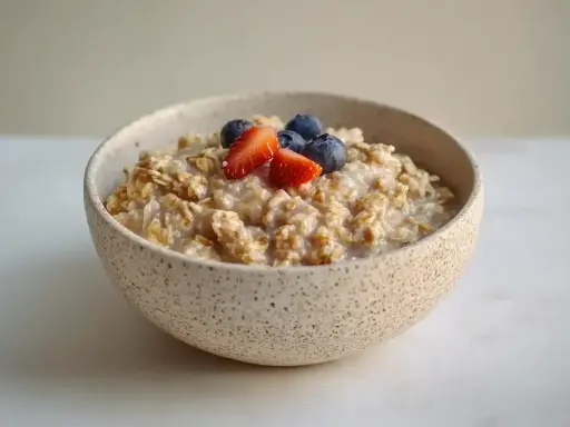 En skål med overnight oats, toppad med färska jordgubbar och blåbär. En perfekt start på dagen!