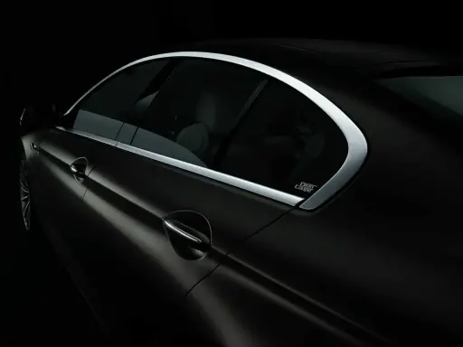 Detailaufnahme eines schwarzen BMW Gran Coupe mit dem charakteristischen Hofmeister-Knick am Fenster.